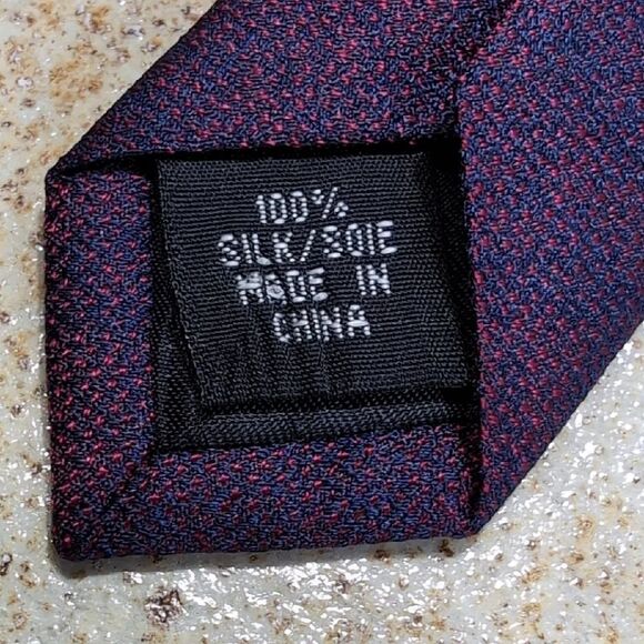 Kenneth Cole Reaction | 100% Silk Deep Purple Red Tie - Picture 4 of 6